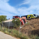 Vista del camió bolcat ahir després de caure per un terraplè a l'A-2 a Bell-lloc d'Urgell