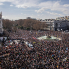 Centenars de milers de persones manifestant-se ahir en una atapeïda plaça de Cibeles, a Madrid.