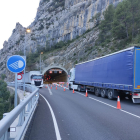 El cierre del túnel de Tresponts obligó a desviar el tráfico por la antigua carretera.