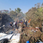 Personal de rescat treballant al lloc de l’accident, a prop de Pokhara, ahir al matí.