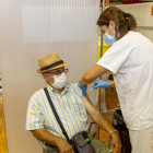 Un hombre recibiendo la tercera dosis en Lleida en septiembre.