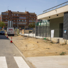 Vista del tramo de la acera que pasa delante de la nueva escuela.