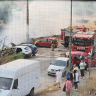 El incendio afectó a vegetación de un solar y vehículos que estaban cerca ayer en la calle Garraf. 