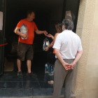 L’ajuntament del Soleràs va repartir ahir aigua embotellada als veïns.