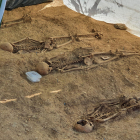 Los arqueólogos han exhumado cuatro de los seis cuerpos localizados por el momento.