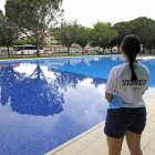 Las piscinas de Balàfia abrieron por la mañana con la única presencia de los socorristas y el personal. 