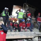Los servicios de emergencia turcos tras un rescate.