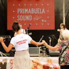 Una de las usuarias baila junto a una trabajadora del centro durante el concierto.