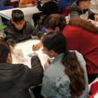 Alumnos de la Escola Sant Jaume-les Heures y del Torrevincens participando en los talleres cientificos en el IRBLleida. 