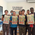 Alumnes de l’escola Alba de Tàrrega sostenint el calendari.