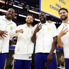 Jugadores de los Warriors muestran sus anillos de campeón.