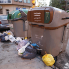 Contenedor de orgánica que se abre con llave magnética y rodeado de basuras, el jueves en Pardinyes.