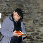 Joan Antoni Baron, uns dels promotors de Vall Ferrera Llegeix, amb un llibre dins l'ermita Sant Quirc d'Alins.
