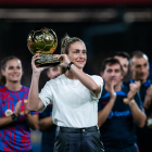 Alexia Putellas muestra a la afición el Balón de Oro que le concedieron el pasado lunes.