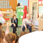 Dos de las usuarias, en una de las visitas a una escuela de Lleida.