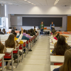 Alumnes a punt d’iniciar les Proves d’Aptitud Pedagògica de l’abril passat.