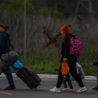 Imatge d’arxiu d’una família de refugiats arribant a un estacionament a Zaporíjia.