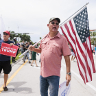 Partidarios de Donald Trump se concentran frente al Palacio de Justicia de Miami.