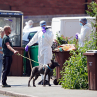 Agentes forenses de la policía británica inspeccionan una de las zonas donde ocurrieron los crímenes.