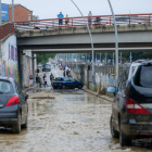 Varios coches atascados en una calle por las inundaciones en las calles de Terrassa.