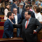 El president, Pere Aragonès, i el conseller d’Interior, Joan Ignasi Elena, al ple d’ahir.