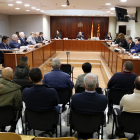 Els 8 acusats de vendre cries de falcons robades d'una empresa del Solsonès, a l'Audiència de Lleida, en el moment en què les parts han acordat les condemnes per a 5 d'ells i la retirada de càrrecs per als altres 3