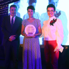 Elisabet Farrero entre Miquel Noguer y Carme Ruscalleda en la gala celebrada en Vilablareix.