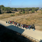 Agentes de los Mossos trasladan a pie a 42 escolares por un vial, el autobús de los cuales se ha averiado en la AP-7