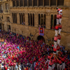 Centenars de persones van omplir ahir la plaça Paeria per assistir a la diada castellera en l’última jornada de la festa major.