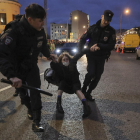 Momento de la detención de una joven en una de las protestas que tuvieron lugar ayer en Moscú.