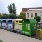 Contenedores de basura ante las piscinas municipales. 