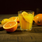 Un vaso de zumo de naranja.