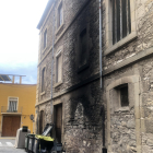 Contenedores incendiados ayer de madrugada en Tàrrega. 