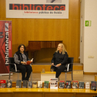 Anna Sàez y Alexandra Cuadrat, ayer en la Biblioteca Pública.