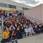 Los alumnos de tercero y cuarto de Primaria del colegio Països Catalans, con el vale de 500 euros.