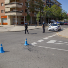 Agentes de la Urbana ayer, en el lugar del accidente en Balàfia. 