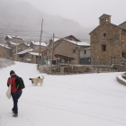 La nevada va tenyir ahir de blanc poblacions del Pirineu com Llessui, a la imatge.