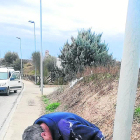 La brigada en una farola donde han robado cable.