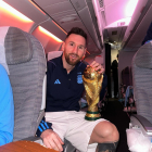 Leo Messi, con la copa del Mundial en el interior del avión de vuelta a Argentina.