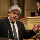 El presidente del grupo parlamentario de Junts, Albert Batet, interpela al presidente de la Generalitat, Pere Aragonès, en el Parlament.