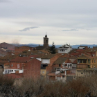 Montoliu de Lleida des de la Serra de les Eres amb el Pirineu nevat de fons