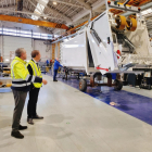 Crespín observa el trabajo de la empresa Ros Roca en Tàrrega.