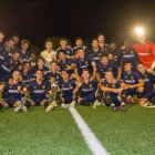 Los jugadores del Lleida posan con el trofeo conquistado ayer ante el Manresa.