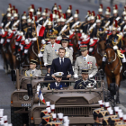Macron marcha en un vehículo militar abierto por los Campos Elíseos en el desfile del 14 de julio.