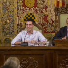 L'alcalde en funcions de Lleida, Miquel Pueyo, i el tinent d'alcalde en funcions, Toni Postius, en el darrer ple del mandat