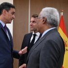 El president del govern espanyol, Pedro Sánchez, el president francès, Emmanuel Macron, i el primer ministre portuguès, Antonio Costa