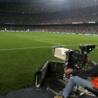 Un operario de cámaras trabajando durante la retransmisión de un partido de fútbol.