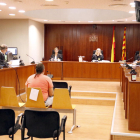 El acusado de tirar droga dentro de la prisión de Lleida, en el juicio en la Audiencia este jueves.