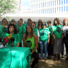 Activistes de la PAH s'han concentrat davant la Ciutat Judicial a Barcelona per exigir la intermediació en els processos de desnonament.
