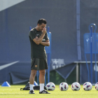 Xavi, pensatiu, durant l’entrenament d’ahir.